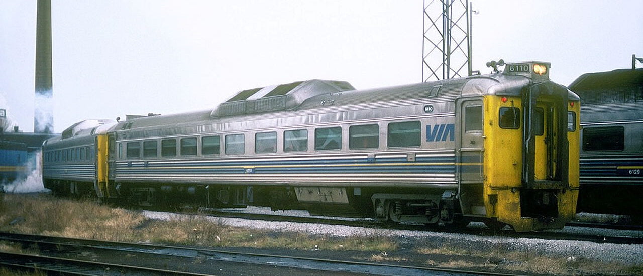 VIA Rail DRC1 6110 au Spadina à Toronto (Ontario)